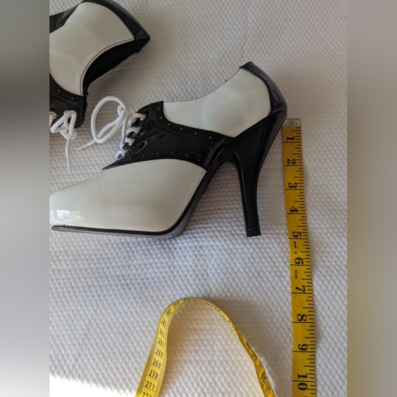 Funtasma Black & White Lace Up 4" Heeled Oxfords Model "SADDLE 48" SZ 6 . - Picture 4 of 7